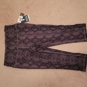 DSG High Rise Capri Leggings